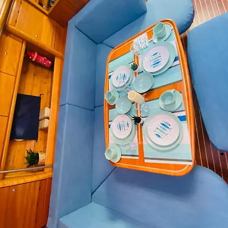 Velero En Puerto De Båthotell