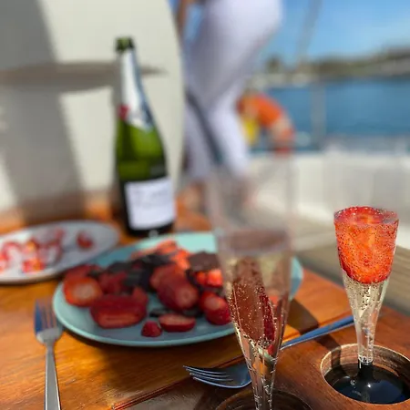 Båthotell Velero En Puerto De *