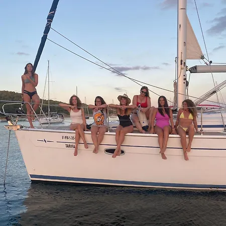 Velero En Puerto De